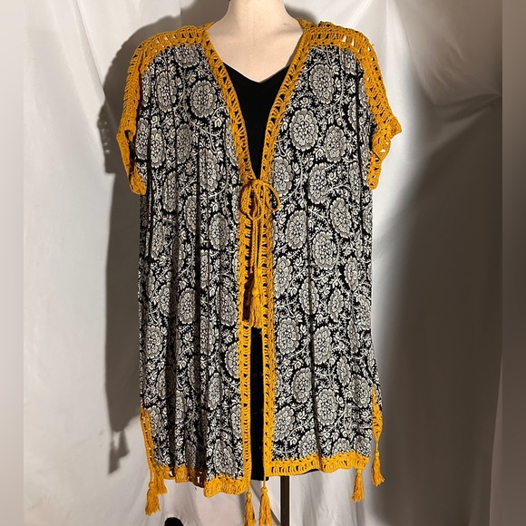 ivy jane Tops - Ivy Jane Boho Floral Kimono Cardigan Med Black White Mustard Crochet Trim
